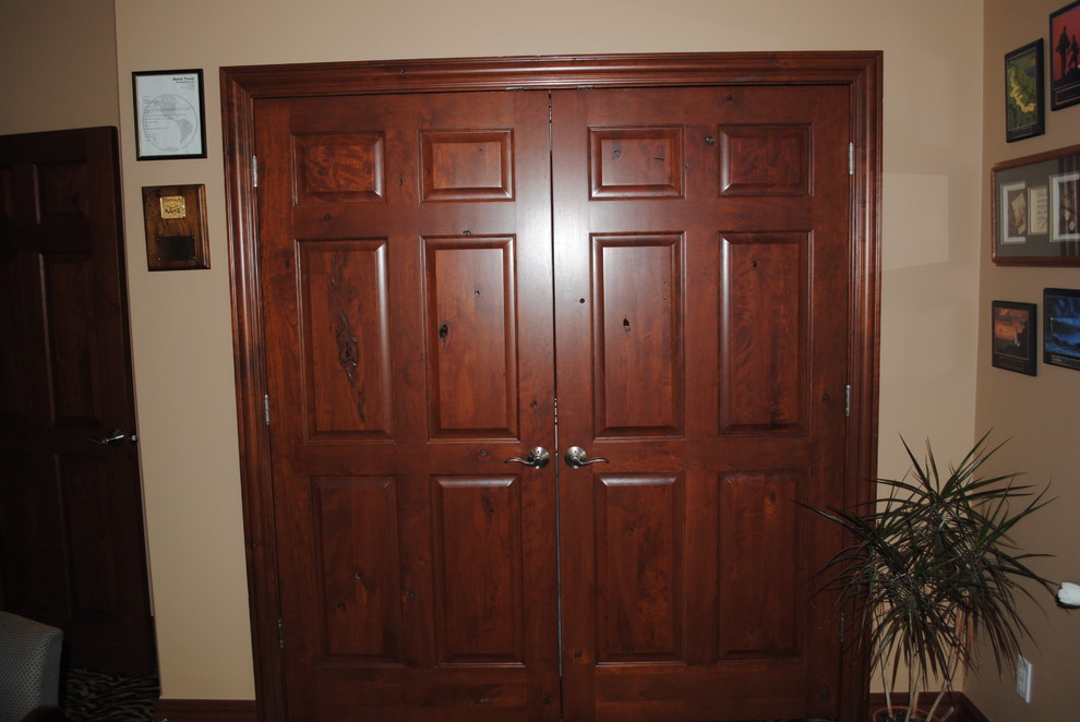 Example of a mountain style home office design in Cedar Rapids