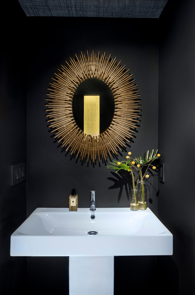 Cette image montre une petite salle de bain design avec un mur noir, un sol en bois brun, meuble-lavabo sur pied et un plafond en papier peint.