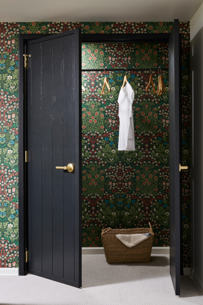 Imagen de habitación de invitados tradicional de tamaño medio con paredes multicolor, moqueta, suelo blanco y papel pintado