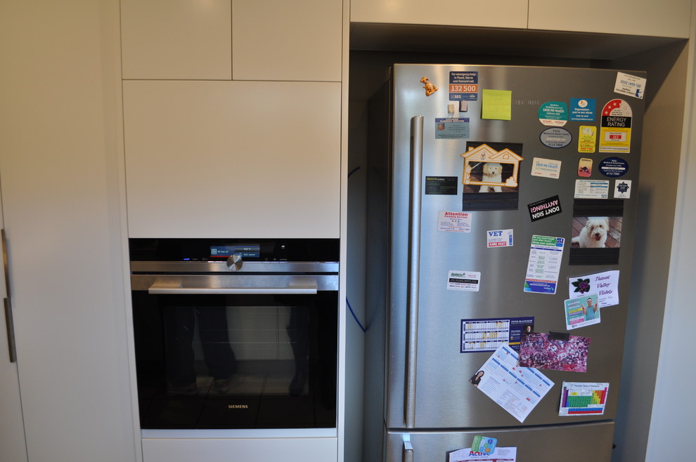 This is an example of a modern kitchen in Canberra - Queanbeyan.