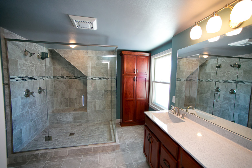 Example of a transitional bathroom design in Cedar Rapids