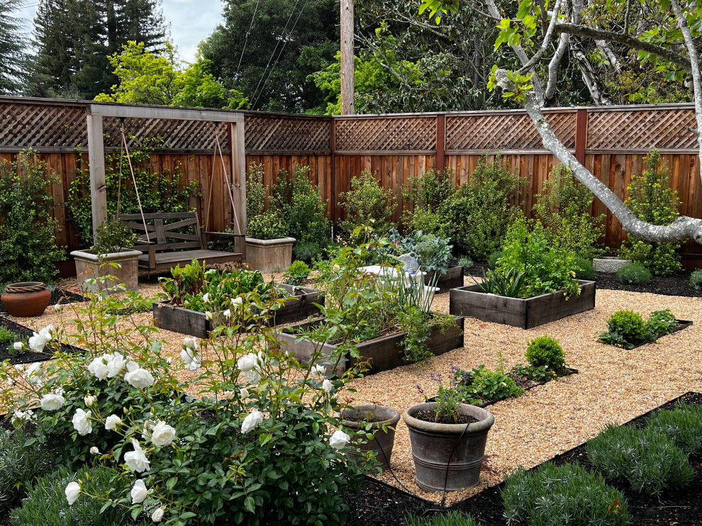サンフランシスコにあるお手頃価格の中くらいな、夏のカントリー風のおしゃれな裏庭 (庭への小道、日向、砂利舗装、ウッドフェンス) の写真