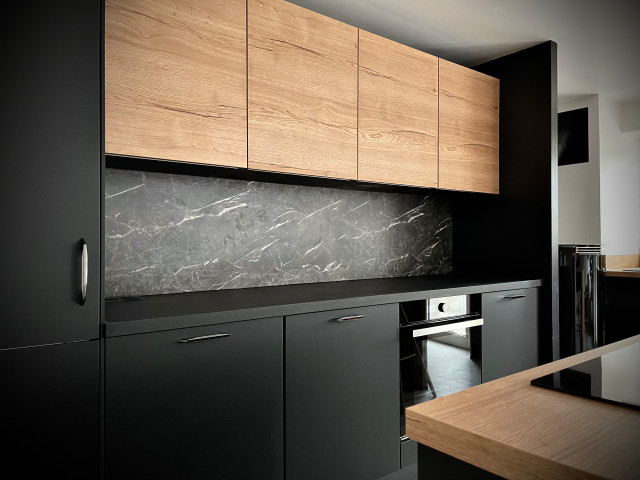 Cuisine en laque noir mat et bois avec crédence en marbre noir & meuble