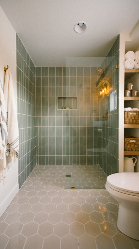 Inspiration pour une salle de bain minimaliste de taille moyenne avec un carrelage vert, des carreaux de céramique, un sol en carrelage de céramique et un sol gris.