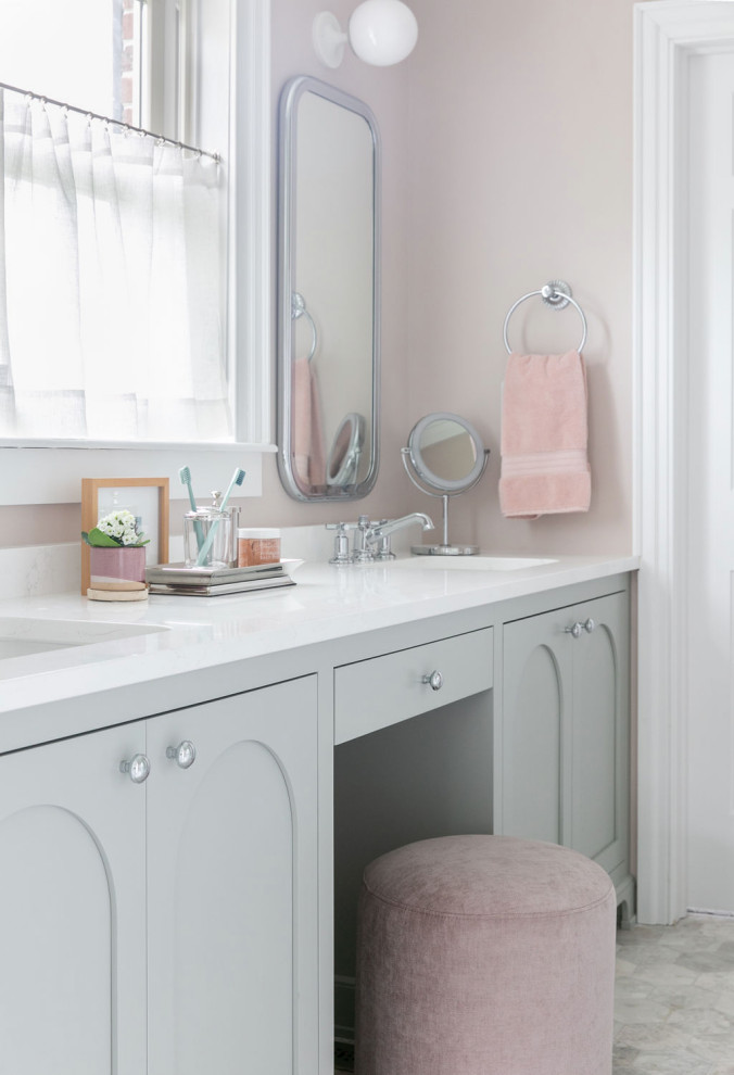 Свежая идея для дизайна: детская ванная комната среднего размера в стиле неоклассика (современная классика) с фасадами с утопленной филенкой, серыми фасадами, ванной в нише, душем над ванной, раздельным унитазом, белой плиткой, керамической плиткой, розовыми стенами, мраморным полом, врезной раковиной, столешницей из искусственного кварца, разноцветным полом, душем с распашными дверями, белой столешницей, тумбой под две раковины и встроенной тумбой - отличное фото интерьера