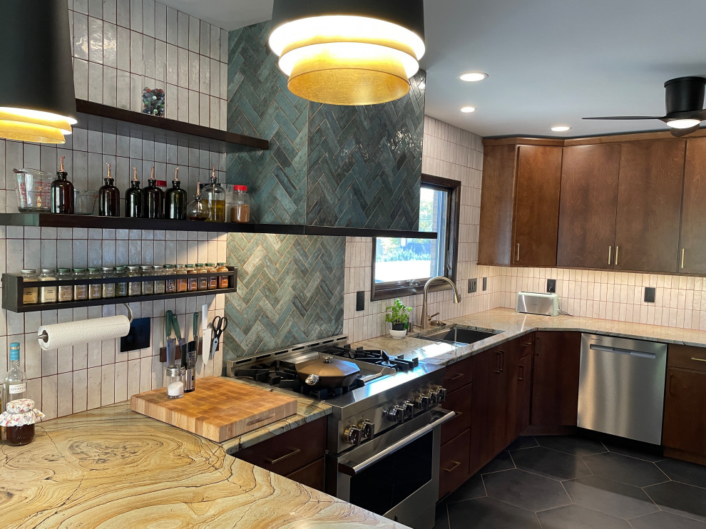 Foto på ett mellanstort 60 tals grön kök, med en undermonterad diskho, öppna hyllor, skåp i mellenmörkt trä, bänkskiva i kvartsit, grönt stänkskydd, stänkskydd i porslinskakel, rostfria vitvaror, klinkergolv i keramik, en halv köksö och svart golv