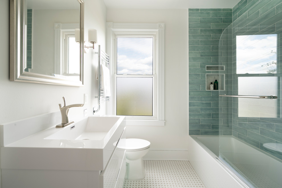 Идея дизайна: ванная комната среднего размера в современном стиле с плоскими фасадами, белыми фасадами, ванной в нише, душем в нише, раздельным унитазом, зеленой плиткой, керамической плиткой, белыми стенами, полом из керамогранита, монолитной раковиной, столешницей из искусственного камня, белым полом, душем с распашными дверями, белой столешницей, тумбой под одну раковину и напольной тумбой