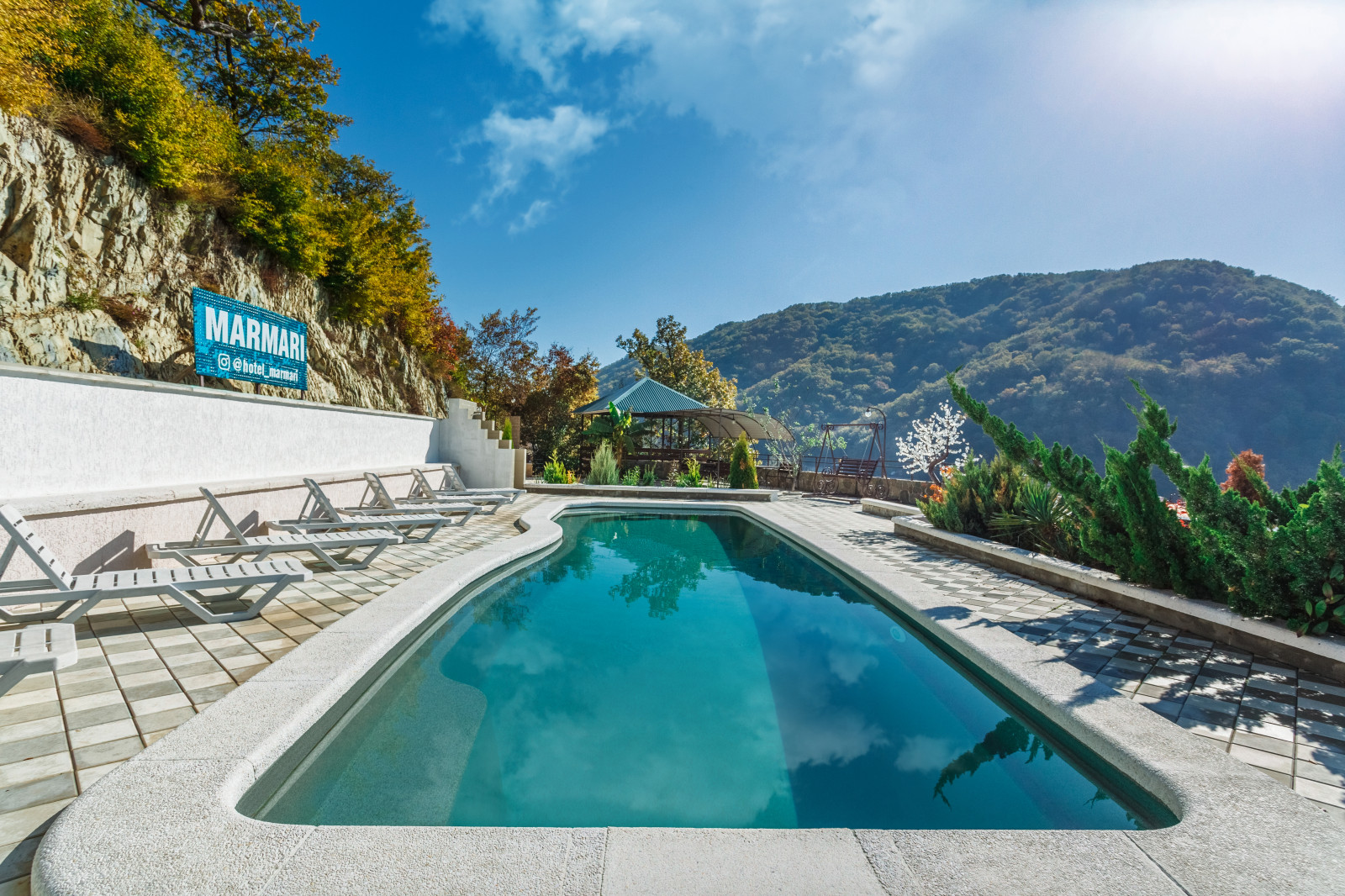 Открытый бассейн в горах.