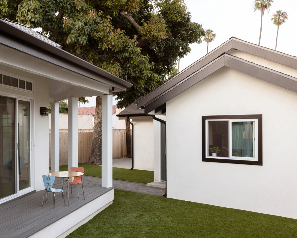 Mittelgroßes, Einstöckiges Rustikales Einfamilienhaus mit Mix-Fassade, beiger Fassadenfarbe, Satteldach, Schindeldach und braunem Dach in Los Angeles