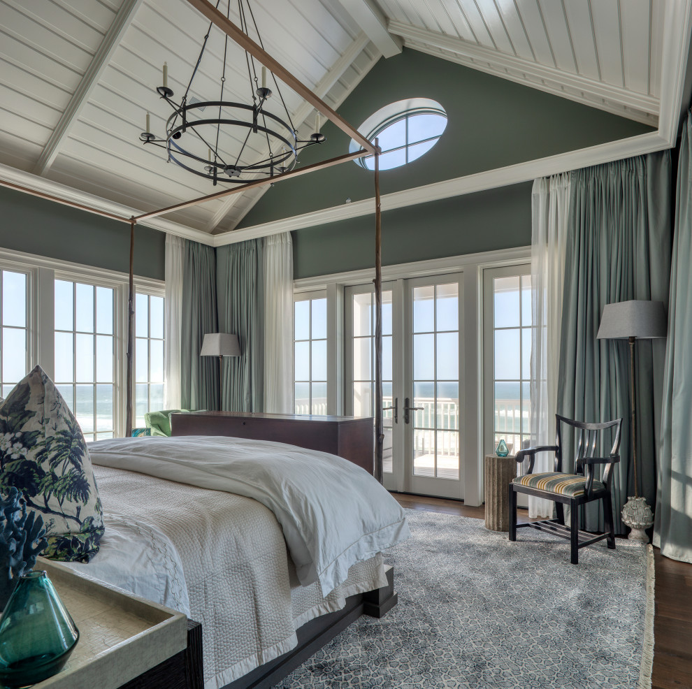 Ejemplo de dormitorio principal y abovedado marinero grande con paredes verdes, suelo de madera oscura y suelo marrón