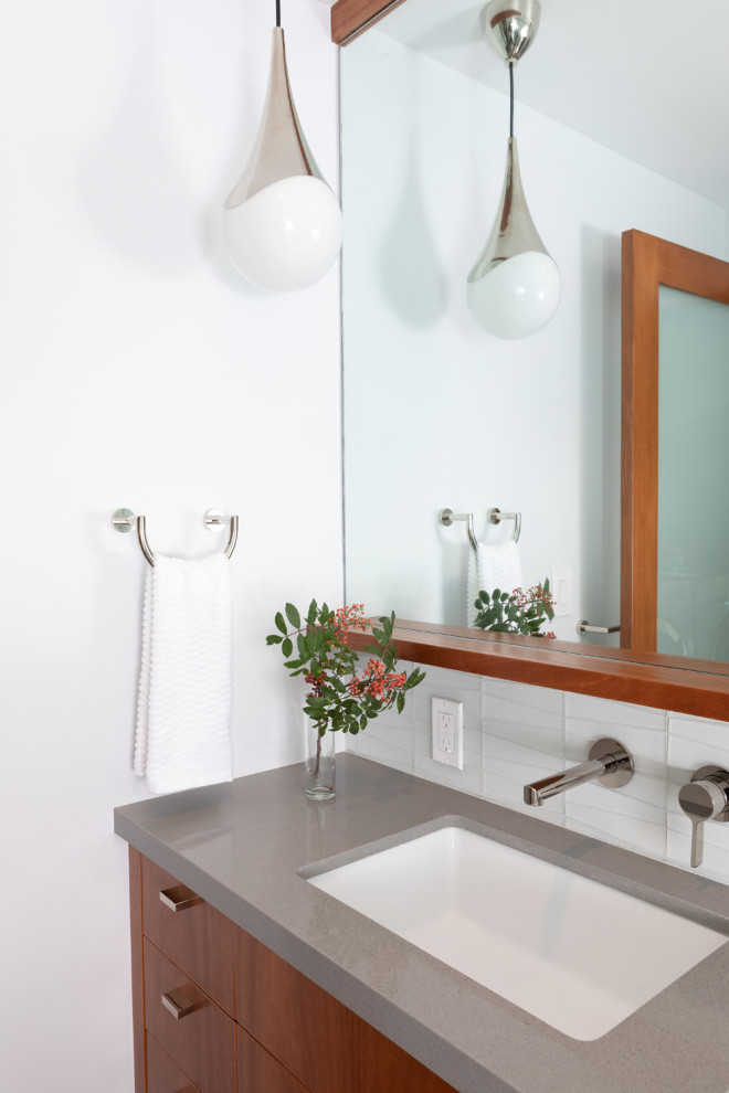 Exempel på ett litet modernt grå grått badrum, med skåp i mellenmörkt trä, vit kakel, glaskakel och ett undermonterad handfat