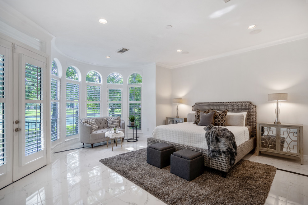 Geräumiges Klassisches Hauptschlafzimmer mit weißer Wandfarbe und weißem Boden in Houston