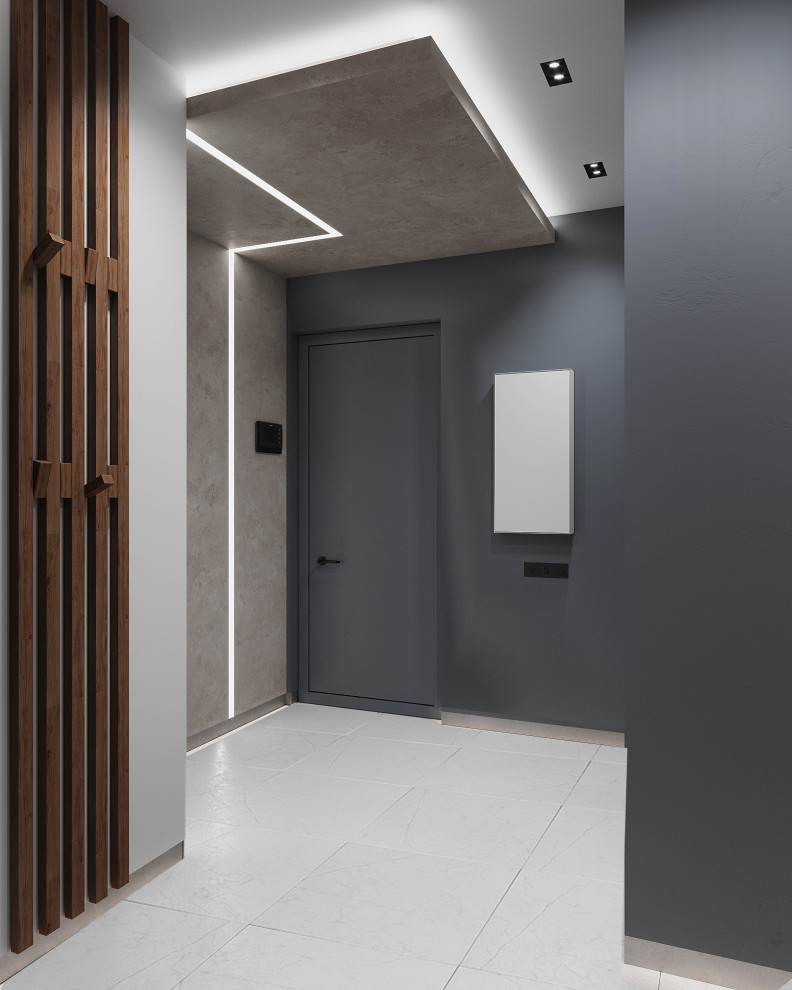 На фото: входная дверь среднего размера: освещение в современном стиле с серыми стенами, полом из керамогранита, одностворчатой входной дверью, серой входной дверью, белым полом, многоуровневым потолком и панелями на части стены с