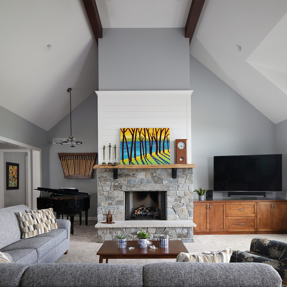 Diseño de sala de estar con rincón musical abierta clásica renovada grande con paredes grises, moqueta, todas las chimeneas, marco de chimenea de piedra, televisor en una esquina y suelo beige