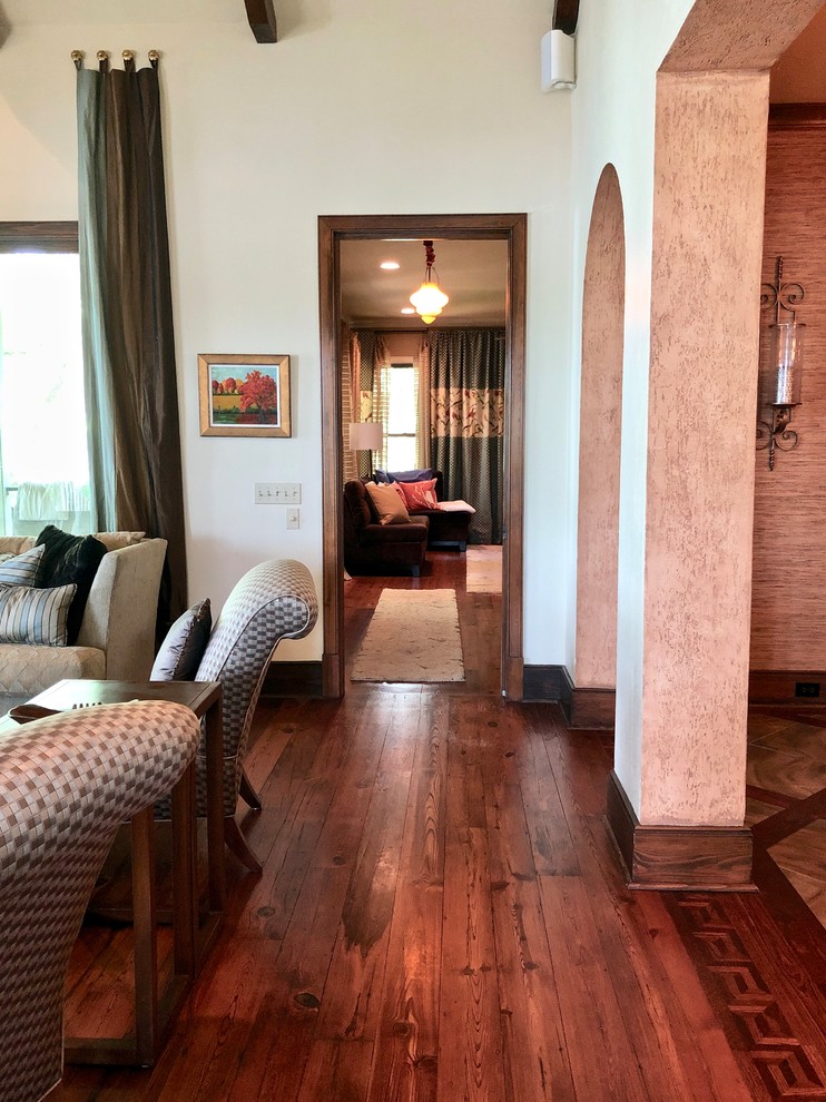 Example of a transitional home design design in Jackson