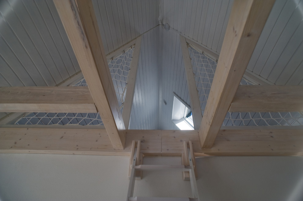 Kleine, Offene Nordische Bibliothek mit weißer Wandfarbe, Linoleum und grauem Boden in Köln