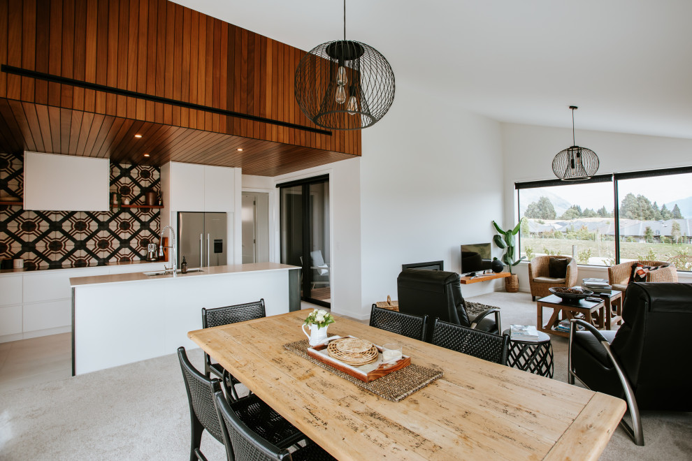Foto di una sala da pranzo aperta verso la cucina minimalista di medie dimensioni con pareti bianche, pavimento con piastrelle in ceramica, pavimento beige e soffitto in perlinato
