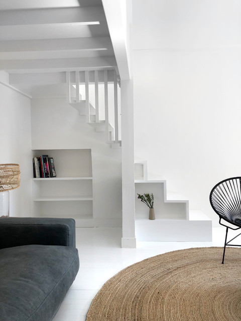Espace &agrave; vivre sous les toits modern-wohnzimmer