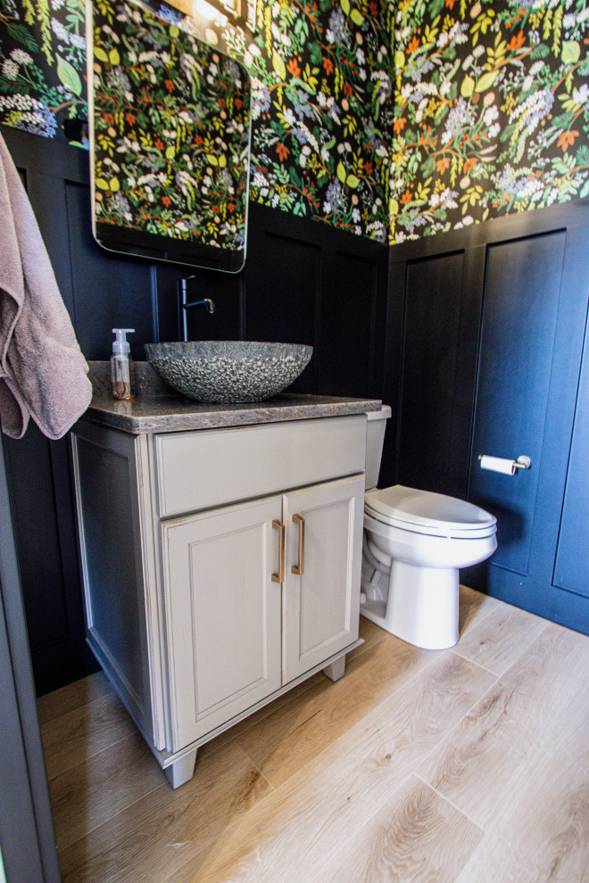 Inspiration för små klassiska grått toaletter, med möbel-liknande, grå skåp, en toalettstol med separat cisternkåpa, svarta väggar, ett fristående handfat och bänkskiva i kvarts