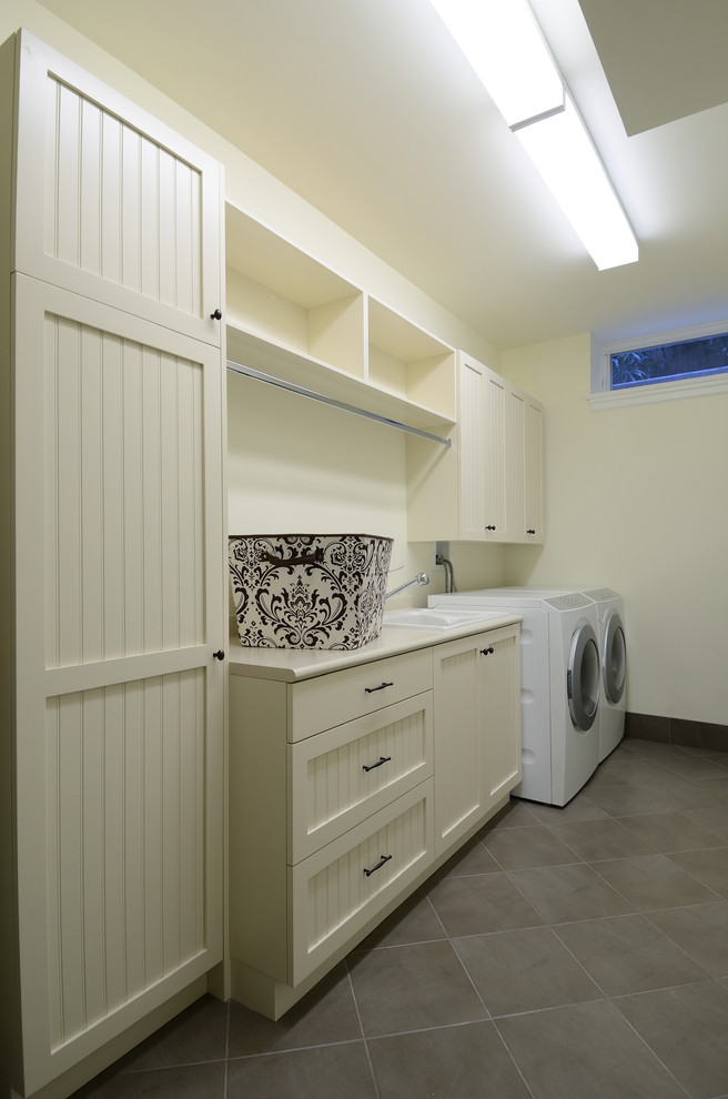 This is an example of a contemporary laundry room in Vancouver.