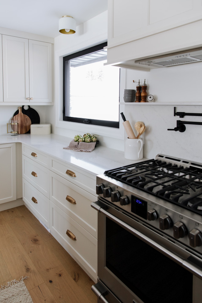 Kitchen - transitional kitchen idea