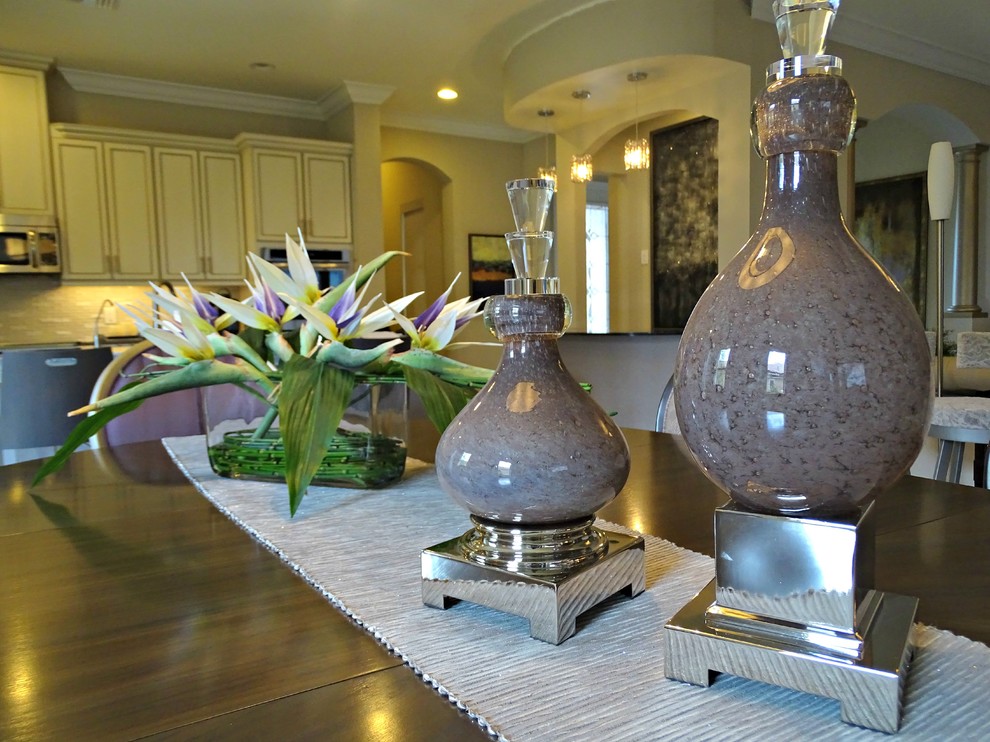 Dining room - transitional dining room idea in Miami