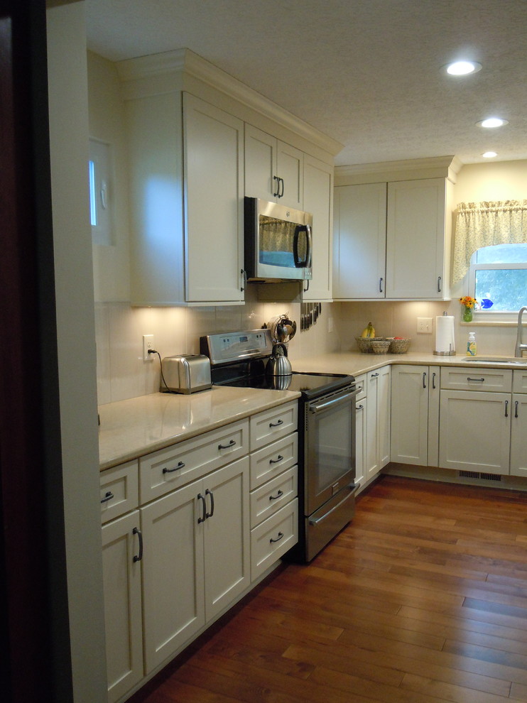 Transitional kitchen photo in Columbus