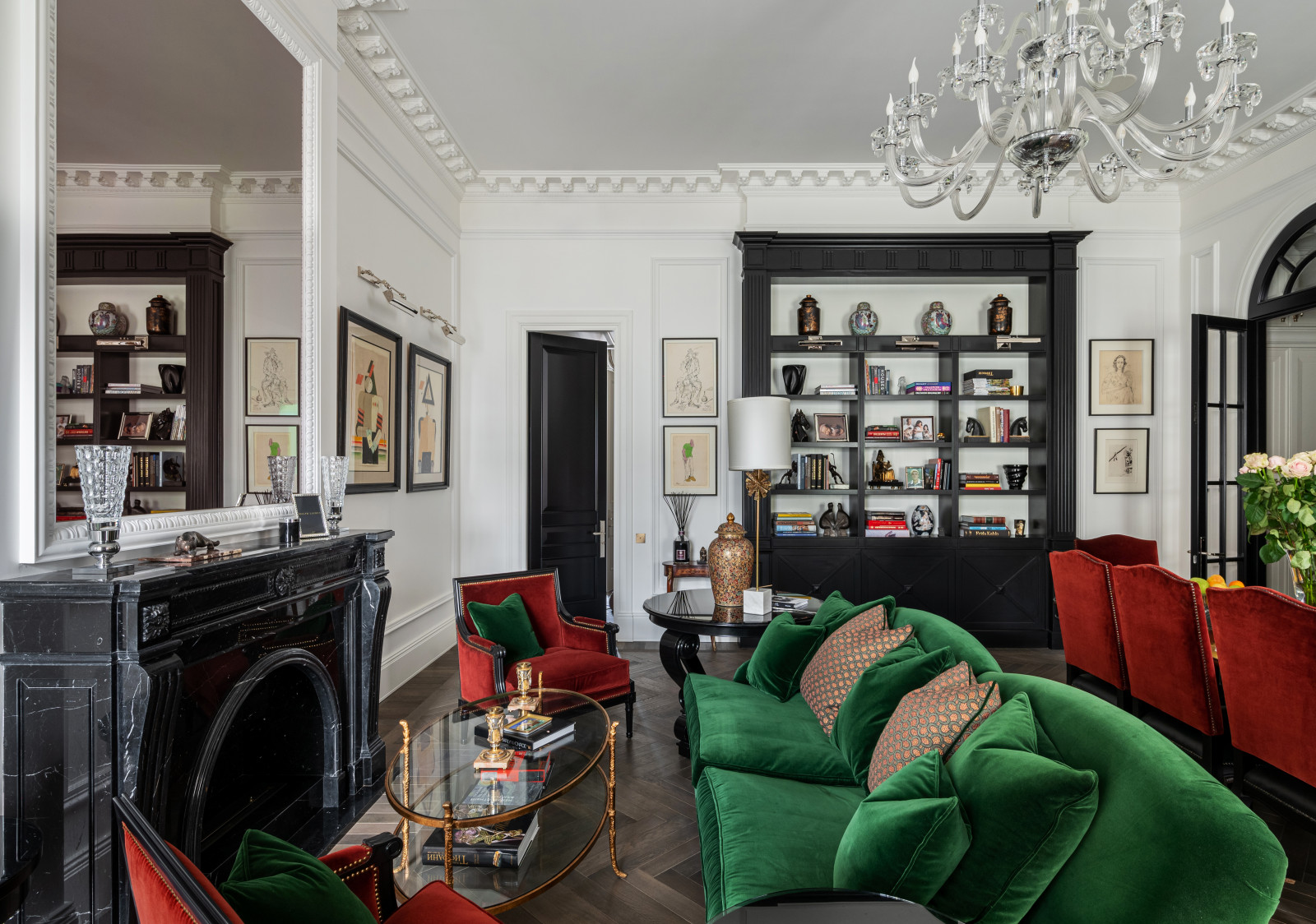 Телевизор над камином