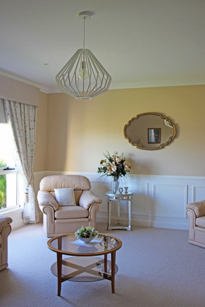 Ispirazione per un grande soggiorno classico con sala formale e pavimento beige