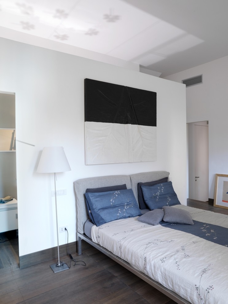 This is an example of a contemporary bedroom in Rome.