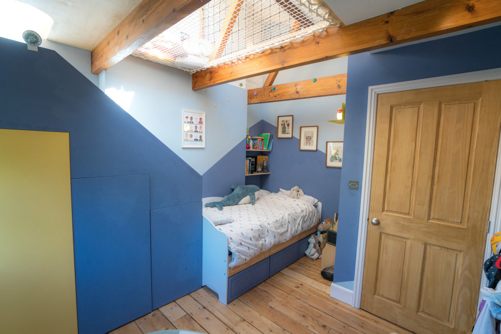 ロンドンにある広いヴィクトリアン調のおしゃれな客用寝室 (茶色い壁、無垢フローリング、暖炉なし、茶色い床) のインテリア
