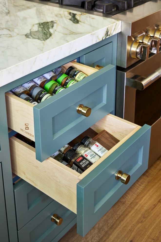 Transitional kitchen photo in Toronto