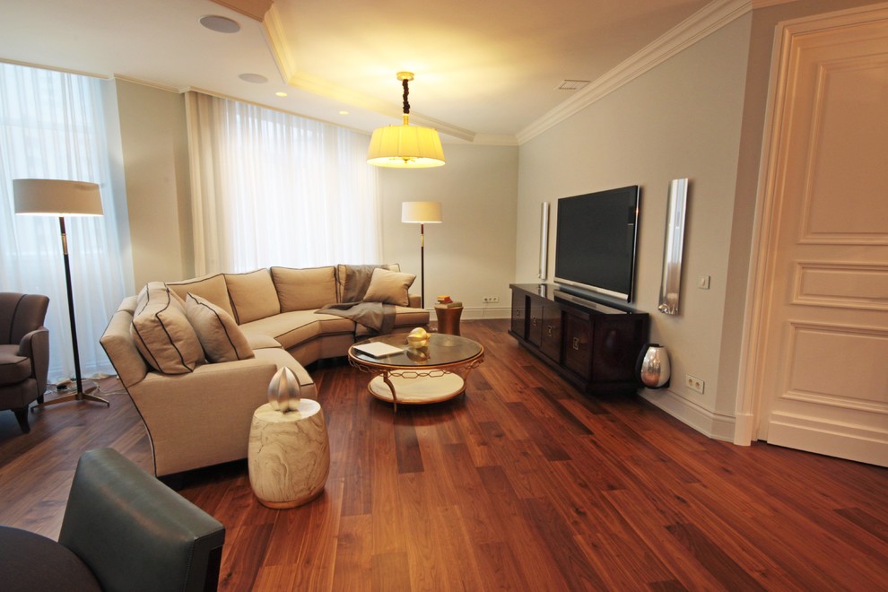 This is an example of a transitional living room in Yekaterinburg.