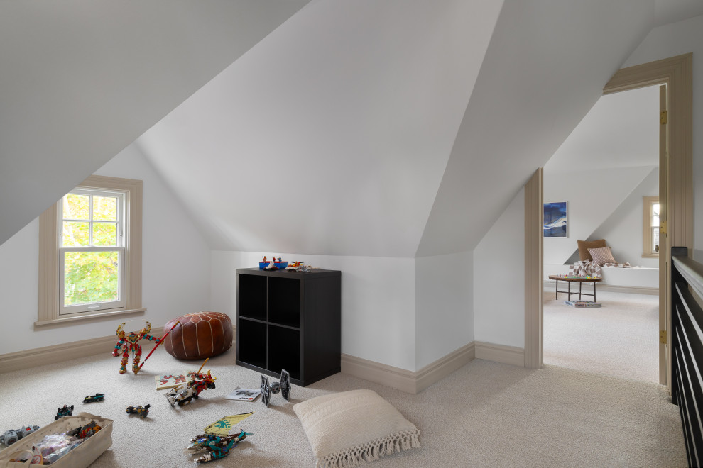 Idéer för ett stort modernt barnrum, med vita väggar, heltäckningsmatta och beiget golv