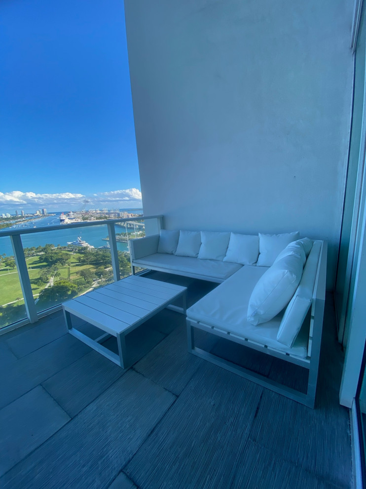 Mittelgroßer, Überdachter Moderner Balkon mit Wohnung und Mix-Geländer in Miami