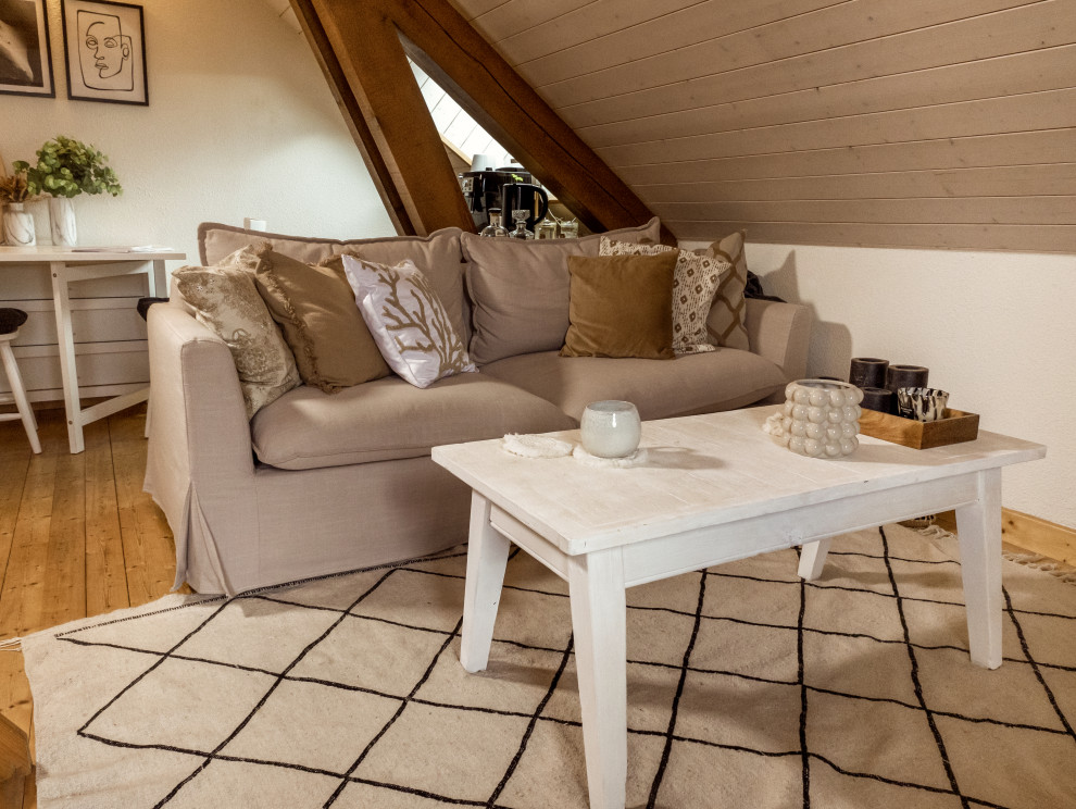Immagine di un piccolo soggiorno country stile loft con pareti bianche, pavimento in legno massello medio, TV autoportante e soffitto in perlinato