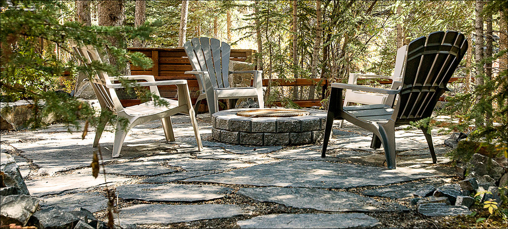 Design ideas for a rustic landscaping in Calgary.