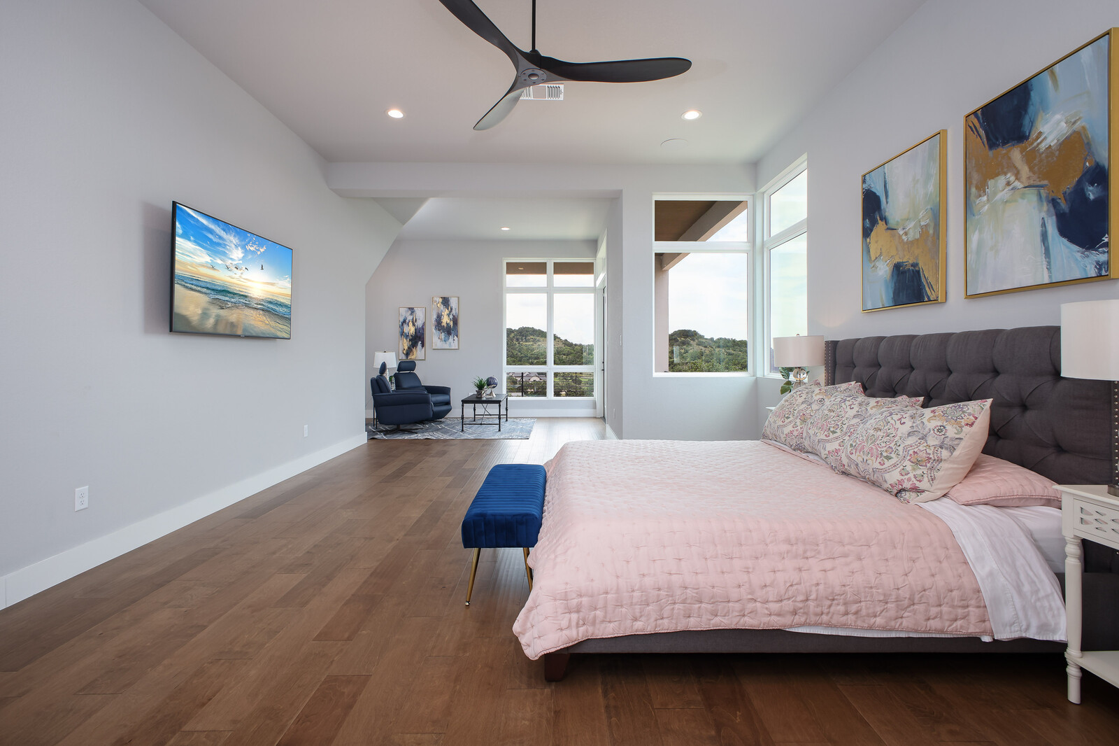 Modern: 4,950 ft², 4 BR/4 BA/2 ST home