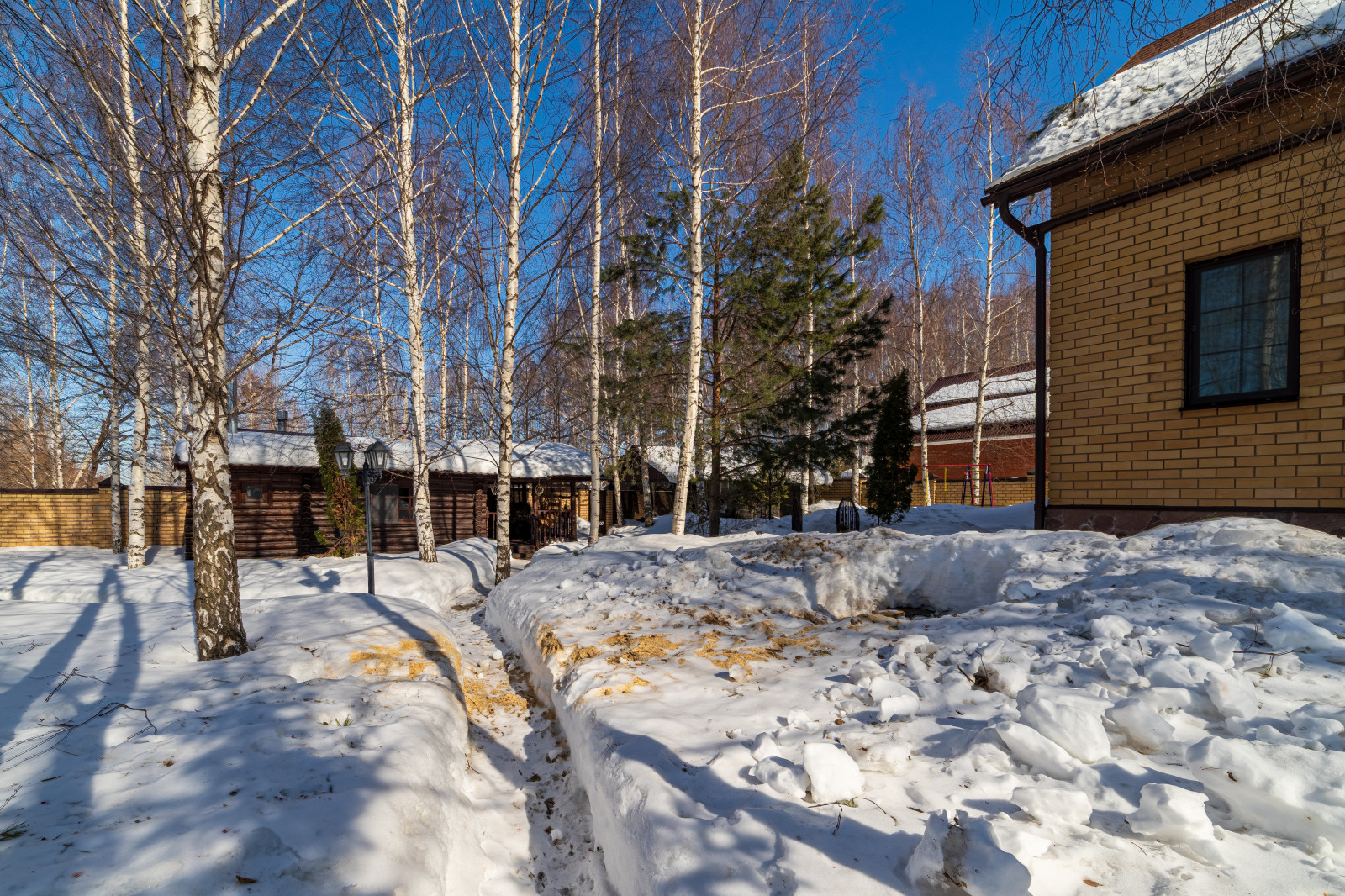 Дворик. Вид на баню.