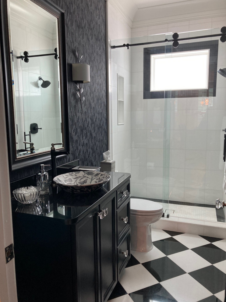 Inredning av ett klassiskt mellanstort svart svart toalett, med luckor med infälld panel, svarta skåp, vit kakel, marmorkakel, svarta väggar, marmorgolv, ett fristående handfat och granitbänkskiva