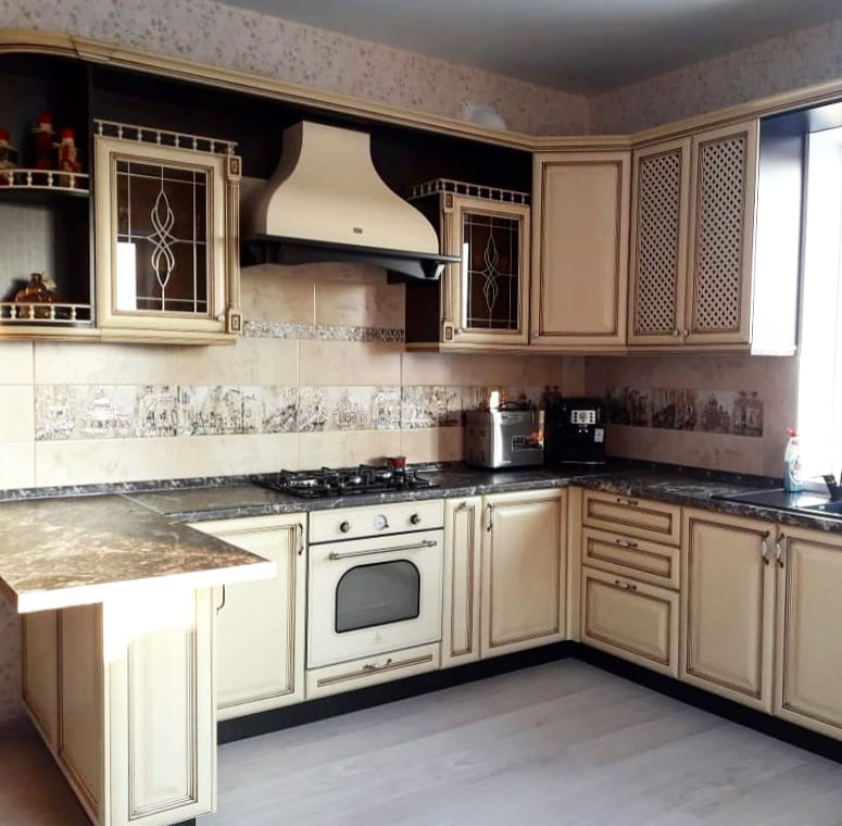 Классическая п-образная кухня из массива дуба