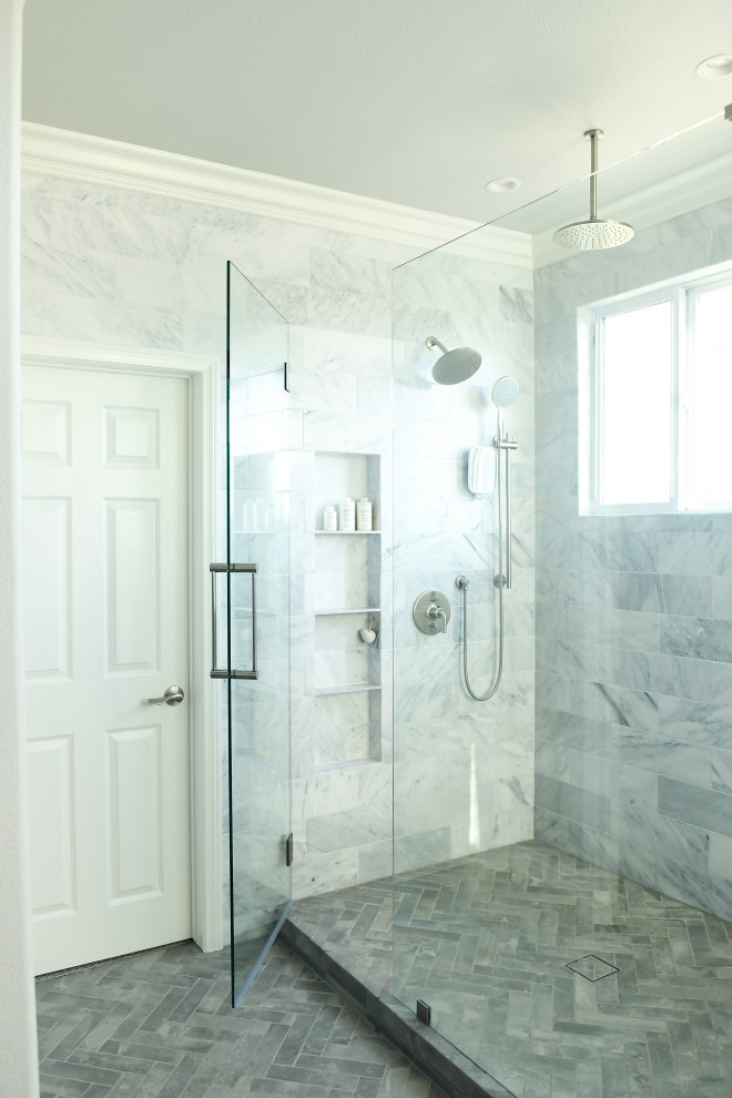 Idées déco pour une grande salle de bain principale classique avec un placard à porte shaker, des portes de placard grises, une baignoire indépendante, un carrelage blanc, du carrelage en marbre, un mur gris, un lavabo encastré, un plan de toilette en quartz modifié, un sol gris, une cabine de douche à porte battante, un plan de toilette blanc, meuble double vasque, meuble-lavabo encastré, une douche d'angle, un bidet, un sol en carrelage de céramique et une niche.