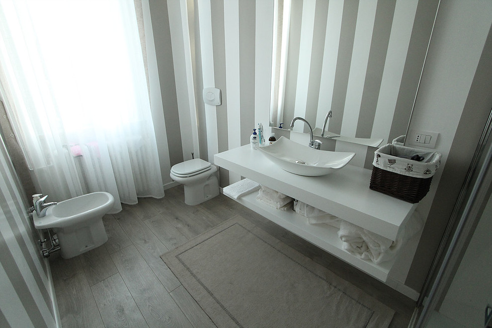Design ideas for a traditional bathroom in Milan.