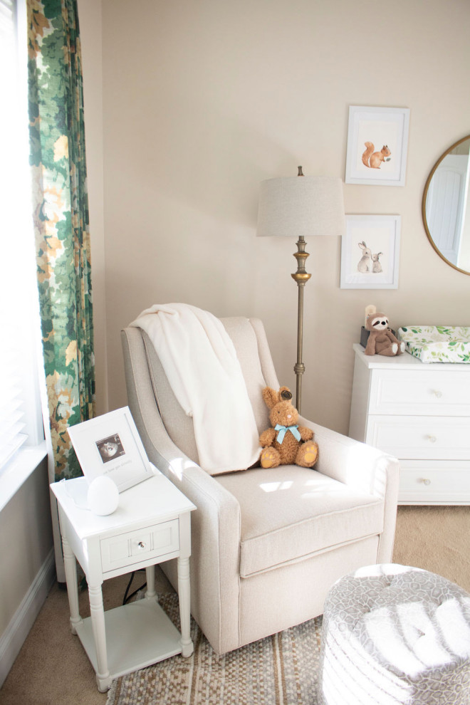 Esempio di una cameretta per neonato classica di medie dimensioni con pareti beige, moquette, pavimento beige e carta da parati