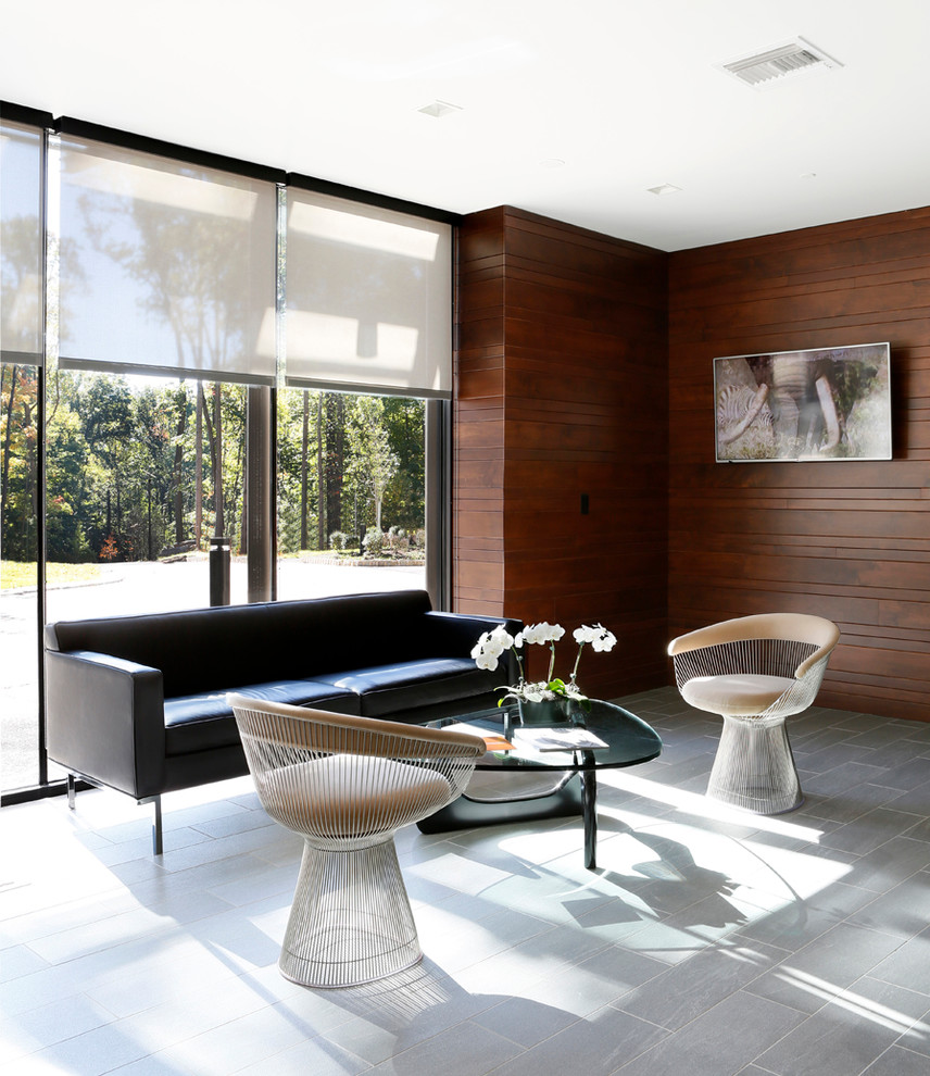 Cette image montre un hall d'entrée minimaliste en bois de taille moyenne avec un mur marron, un sol en calcaire, une porte double et un sol gris.