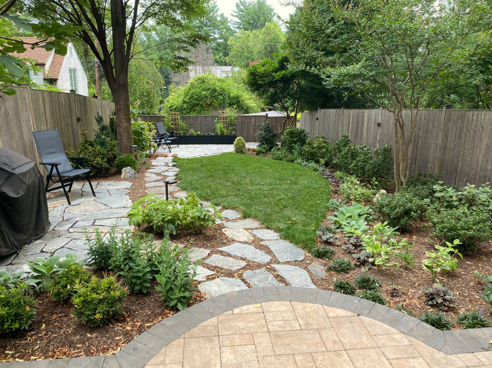 Idee per un giardino dietro casa con pavimentazioni in pietra naturale