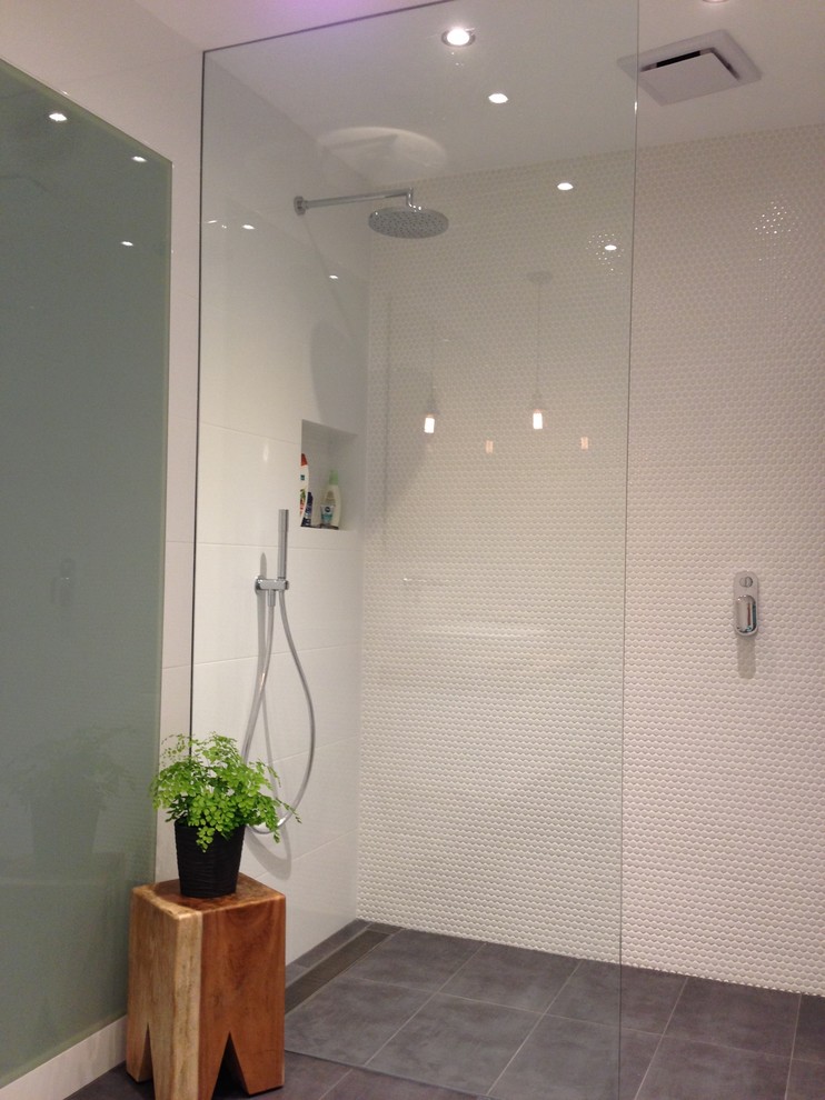 This is an example of a mid-sized modern master bathroom in Sydney.