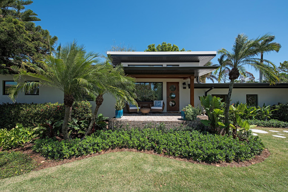 Design ideas for a tropical house exterior in Miami.