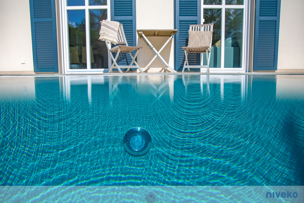 Großer Landhausstil Pool in rechteckiger Form mit Natursteinplatten in Frankfurt am Main