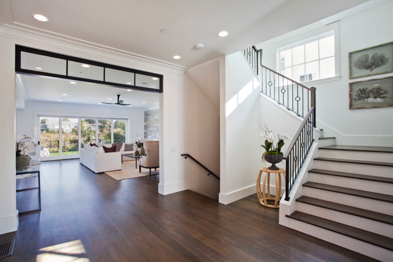 This is an example of a transitional home design in Los Angeles.